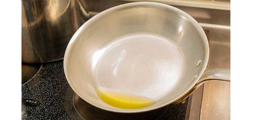 鉄フライパンやめたら後悔する!?テフロンは寿命が短い!

お店のフライパンコーナーに行くと、鉄フライパン以外にもさまざまな種類のフライパンが売られています。ここでは代表的なフライパンの性能を比較してみました。

鉄フライパンは価格も安く相性が良ければずっと使い続けることができます。テフロン制で買い替え時期を悩むなら1度トライしてもいいですね!

購入後やめたくなったと後悔しないように、特徴を確認して決めましょう。

フライパンの種類と性能比較

代表的なフライパンを比較したものです。

加工(コーティング)方法によって多少差はあるものの、劣化が早く2～3年で買い替えが必要です。ただどれもくっつきにくくどんな料理にも使えるでしょう。

素材/加工方法メリットデメリットおすすめ料理鉄

引用　デモカウ熱伝導率が高い
耐久性が高く長く使える
鉄分の補給ができる
価格が安いサビやすい
手入れが面倒
重い炒飯、野菜炒め、ステーキ、目玉焼きなどステンレス

引用　IRIS OHYAMA耐久性が高い
サビにくい
余熱調理ができる
おしゃれ熱伝導率が低い
重い
価格が高いステーキ、魚のソテー、ジャム、煮込み料理などアルミ

引用　デモカウ熱伝導率が高い
軽い
価格が安い保温性がない
IHに未対応のものもあるパスタ、リゾットなど銅

引用　Best One熱伝導率が高い
サビにくい
細かな火力調整ができる
保温性が高い
殺菌・抗菌効果がある重い
変形しやすい
価格が高い
IHに対応していないものも多い玉子焼き、オムレツ、パンケーキ、魚のソテー、煮込み料理などチタン（チタン加工）

引用　株式会社よこやま軽い
耐久性が高い
保温性が高い熱伝導率が低い
価格が高い
チタン加工のものは、コーティングが取れると焦げ付きやすい肉料理、卵料理など
コーティング
（表面加工）
フライパンフッ素樹脂（テフロン）
加工

引用　デモカウ滑りが良く焦げ付きにくい
少量の油で調理できる
お手入れが簡単強火に弱い
傷がつくとコーティングがはがれやすい
数年でコーティングがはがれる
基本的にどんな料理にも適しているマーブル加工

引用  IRIS OHYAMA焦げ付きにくい
耐久性が高い
強火に弱い
数年でコーティングがはがれるダイヤモンド加工

引用　SAKIDORI他のコーティングよりも焦げ付きにくく、コーティングもはがれにくい
耐久性が高い
お手入れが簡単強火に弱い
数年でコーティングがはがれるセラミック加工

引用　SAKIDORI熱伝導率が高い
硬くてキズがつきにくい
耐熱温度が高い
おしゃれ高温だと焦げ付きやすい
数年でコーティングがはがれる

それではもう少し詳しく見てみましょう。

鉄

熱伝導率がよく高温に強い鉄フライパンは、肉料理や野菜炒めをおいしく仕上げることができます。炒飯や餃子にも適しており、中華料理屋さんでもよく見かけますよね。

油なじみがよく適切な使い方をすれば食材もひっつきません。高温に強く、強火でガンガン調理したい人におすすめです。

油膜が付くことで徐々にくっつきにくくなります。そのため煮物や茹でもの、蒸し料理には向きません。

コーティング加工されていないため油慣らしが必要だったり、サビやすく調理後はすくに洗う必要があったりと少し手間がかかります。

最近は薄くて軽い鉄フライパンもあります。価格もリーズナブルなものも多いので、自分に使えるか試してみやすいですね。育てるフライパン、きっと愛着がわきますよ。

ステンレス

ステンレスフライパンは保温性が高く予熱調理ができるので、煮込み料理や魚のソテーなどじっくり火を通す料理に向いています。

鉄フライパンに比べ熱伝導率は低いですが、サビにくくお手入れも簡単です。

鉄フライパン同様調理前にしっかり温めて油をひくことで、食材がくっつくことを防げます。

純正のステンレスフライパンは熱伝導率が低いため、チャーハンなど素早さが求められる料理には不向きです。

ステンレスフライパンの多くはアルミや鉄など熱伝導率のいい素材を挟んだ多層構造で、ステンレスの保温性の良さを持ちながら熱伝導もいい商品になっています。

見た目がおしゃれで長く使えるフライパンです。一度は試してみたいフライパンです。

アルミ

アルミ製のフフライパンはとにかく軽いことが最大のメリットです。力に自信がなくても楽に使いこなせるでしょう。

熱伝導率がよくパスタにソースを絡めたり素早い料理でも軽量で扱いやすいでしょう。

ただ変形しやすい素材のため、強火で焼くステーキなどには向いていません。

IHヒータの場合対応していない場合があるので必ず確認しましょう。

銅

銅製フライパンは、熱伝導性がよくムラなく食材を焼くことができるので、パンケーキや玉子焼きなどの調理に向いています。

料亭のだし巻き卵も、銅製の玉子焼き器を使っているイメージありますね！

デメリットとしては、耐久性があまりなく変形しやすいことと重いとされる鉄フライパンよりもさらに重いため扱うには相当力がいるでしょう。

重くて変形しやすいが高価と、最近はあまり一般家庭では見なくなりました。

チタン

チタンフライパンはアルミ製フライパンよりもさらに軽く、さびにも強いフライパンです。洗剤やたわしでごしごし洗うことができお手入れもしやすいでしょう。

耐久性もありできるだけ長く使えるフライパンを探している人にもおすすめです。

スープや煮込み料理などじっくり加熱する料理に向いており、中華料理など素早さを求められる料理や、揚げ物など高温調理には向きません。

チタン製フライパンには、純チタン製とチタンコーティングされたフライパンがあるので注意しましょう。

純チタンのフライパンであればコーティングがはがれてしまうリスクもありませんが、価格も高くなってきます。

コーティング（表面加工）フライパン

フライパンの中には、表面に食材がくっつきにくくなるように表面わコーティングされたものがあります。

代表的なものはテフロン(フッ素)加工、セラミック加工・ダイヤモンド加工・マーブルコート・チタン加工などです。

どのコーティングも焦げ付きにくく少量の油で調理できますが強火に弱く260度以上での使用は加工が剥がれる原因になります。

また金属ヘラはコーティングを傷つけてしまう可能性があるので、取り扱いに注意が必要です。コーティングがはがれると再生はできず、買い替えが必要になり、あまりエコとは言えません。

ただ素材のひっつきにくさは鉄などとも全然違ってきます。このなかでもダイヤモンドコートは圧倒的に焦げ付きにくく、比較的耐久性もあるのでおすすめです。

テレビショップなどで卵がフライパンの上で滑っているアレですね!

フライパンっていくつあればいい?

みなさんフライパンっていくつ持っていますか?こちらは自宅にあるフライパンの数のアンケートです。

一人暮らしや家族の人数の違いによっても変わってくると思うのですが、8割の人が2つ以上のフライパンを持っていることがわかりますね。

引用　オレンジページネット

私は今以下の3つのフライパンを使っています。

深型28㎝鉄フライパン

28㎝T-fal

24㎝T-fal

24㎝T-falについてはすでに2代目になります。

深型28㎝鉄フライパン

購入後1年ほど経ちました。底面がもう少し広い方にすればよかったとの後悔もありますが、傷つけないかと心配せず強火でガンガン炒められるのでとっても楽です。

　

野菜炒めなど強火でパパッと炒めたいときに使います。

初めはサビないようにお湯で洗って油を塗っていましたが、今はもうサッと洗剤で洗っていますよ。

洗い終わった後は火にかけて乾かします。

乾燥後の油は塗っていませんが、今のところサビてません!

画像は洗ってありますが、少し油が焼き付いています。特に使用に問題はないのですが、気になった時下の動画のように洗う時もあります。

https://www.youtube.com/watch?v=KGA8orbI1Xs

この鉄フライパンより前は、量販店に売っているマーブルコーティングのフライパンを使っていました。しかし2年持たずにくっつくようになり、ついに鉄フライパンに変えました。

28㎝T-fal

「取っ手がとれる～」のIHセットを4年前に購入したものです。鶏肉や魚をソテーするときに使っています。結構長く持った方だと思いますが、いよいよくっつきが気になってきました。

真ん中の赤いマークが見えなくなり、最近は真ん中以外の周りで焼くようになりました。

鉄フライパンと違い、予熱をしっかりしたところで効果はなくひっつきます…。

わが家は炒め物を深型フライパンでするので比較的出番は少なかったほうです。”取っ手がとれる”のは便利で惜しいのですが、いよいよ限界が近づいています。

24㎝T-fal

同じものを3年半使っていましたが、やはりくっついてしまうようになったので、半年前に購入しました。

薄焼き卵や餃子を焼くときに安心して使えます。

少ない油でもするっとくっつきません。

鉄フライパンがよかったといいながらも、フッ素加工のフライパンがあるとやはり安心です。くっつきやすそうなものはこのフライパンを使うようにしています。

鉄フライパンをメインにしながらフッ素コーティングのフライパンをサブで持つようにすることで、やめたいとストレスなく鉄フライパンを使うことができました!

お互いの長所を理解して、食材によって使い分けることができるとやめたいと後悔することもないでしょう!