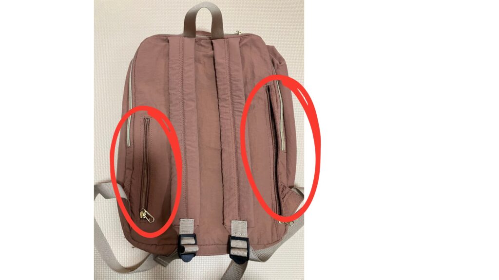 子連れ旅行のリュックにおすすめ7選を容量別に紹介!

荷物の容量は一般的に、1泊であれば約20L、2~3泊なら20~30L、3泊以上なら40L以上といわれています。子連れ旅行であれば、子どもの分がもう少し増えると考えましょう。

また寒い季節には生地が厚手になる分、荷物の容量は大きくなります。

荷物を入れて少し余裕があるくらいがおすすめです。

子連れ旅行におすすめリュック7選

それでは子連れ旅行におすすめのリュックを紹介します。

子どもが歩けるようになれば、子どもにもリュックを持たせてあげることをおすすめします。

子連れ旅行におすすめリュック7選
【大人用】

OUTDOOR PRODUCTS(27L)

[THE NORTH FACE] SUPER PACK II NM2DP01)(32L)

FILA(35L)

バックパック(40L)

リュックにもなる2wayキャリーケース(42L)

【子ども用】

Ocean＆Ground(4.5L/7L/10.5L)

PUMA(12L)

大人用の商品は、どれも男女問わず使えるデザインで家族で共用できるのでおすすめです。

それでは1つずつ見ていきましょう。

OUTDOOR PRODUCTS

マザーズバックとして普段使いもできます。

引用　楽天

価格￥9,900円(税込み)素材ポリエステル重さ700g容量27Lサイズ(高さ×横×幅）44×32×19㎝

撥水加工されているため雨が降っても安心

A4サイズも入る

たくさんのポケットで細かいものが多くても中がごちゃごちゃしません。裏地の色がベージュな為、中のものが見つけやすいです。

男性でも使えるデザインなので、夫婦で使いまわしできますよ。

\普段使いもできる大きさ‼/

[THE NORTH FACE] SUPER PACK II NM2DP01 

THE NORTH FACEの軽くて丈夫なリュックです。

引用　楽天

価格￥18,990円(税込み)素材ポリエステル　ナイロン重さ777g容量32Lサイズ(高さ×横×幅)㎝48×32×16

撥水加工されているため雨が降っても安心

韓国限定ラインのホワイトレーベルのバックパック

韓国限定ラインの製品なので、ほかの人と被ることが少ないでしょう。

アウトドアブランドの商品なので耐久性も安心、ポケットもたくさんあり収納力抜群です。

\THE NORTH FACEのおしゃれな大容量リュック/

FILA

丈夫で大容量、手ごろなお値段で、女性も使いやすいデザインです。

引用　楽天

価格￥8,250円(税込み)素材ポリエステル重さ740g容量35Lサイズ(高さ×横×幅)㎝51×33×22

メイン収納はB4入る大きさ

反射板が付いているので、夜道も安心

5色(ブラック/ブラック×パープル/ネイビー/ベージュ/ホワイト)から選べます。私はベージュがお気に入りです。

丸いシルエットで、女性でも持ちやすいデザインですね。

\デザインがかわいい!/

バックパック

スーツケースのように開くので荷物の出し入れもしやすいでしょう。

引用　楽天

価格￥4,380~5,380円(税込み)素材ナイロン重さ約1㎏容量40Lサイズ(高さ×横×幅)㎝45×31×20

雨が降っても安心の防水加工

靴も収納できる

靴が収納できるので、ビーチサンダルを持参するときや子どもを抱っこするときにしまえて便利です。スーツケースのように開放できるので、中身が見やすいですね!

かわいいパステルカラーから落ち着いた色まで、11色から選ぶことができますよ。

\中身が見やすい/

リュックにもなる2wayキャリーケース

重い時はキャリータイプにもできます。

引用　楽天

価格￥12,800円(税込み)素材高密度ナイロン重さ約2.3㎏容量42Lサイズ(高さ×横×幅)㎝55×36×24

撥水性に優れた高密度ナイロン製で雨が降っても安心

タイヤカバー付きで、リュックにする時も服が汚れない

荷物が重い時にはキャリーに、いざとなればリュックにできるので安心です。

豊富なカラーバリエーションで20色から選べます!

\リュックにもキャリーケースにもなる/

Ocean＆Ground

カラフル色合いがかわいいです。子供の体格に合わせて、3つのサイズから選べます。

引用　楽天

価格￥3,518円(税込み)素材本体：ナイロン100％
裏地テープ：ポリエステル100％[XSサイズ]~2歳程度
高さ:約24×横18×幅9㎝
容量:約4.5L
重さ:約200g

[Sサイズ]～5歳程度
高さ:約30×横22.5×幅10.5㎝
容量:約7L
重さ:約250g

[Mサイズ]
高さ:約34×横24×幅12㎝
容量:約10.5L
重さ:約280g

チェストベルトが付いているので、動き回っても安心です。間口が大きく開けられるシンプルなデザインで、子どもでも出し入れしやすいでしょう。

わが家では3歳のころから、1回分のおむつ替えセットとおもちゃを1つカバンに入れ持たせていました。

\初めてのリュックにおすすめ/

PUMA

男の子に人気のプーマのリュックです。就学後にも長く使えますよ。

引用　楽天

価格￥4,730円(税込み)素材ポリエステル重さ260g容量12Lサイズ(高さ×横×幅)㎝35×27×14

雨が降っても安心の撥水加工

夜道でも安心の反射鏡付き

チェストベルトが付いているので動き回っても安心

カラフルなものから落ち着いたものまで4色から選べます。背中の汗が書きやすい部分は、メッシュ素材で通気性良くなっています。

旅行以外にも、普段のおけいこごとに行くときにも使えますね!

\男の子に人気のプーマ/

子連れ旅行に使えるリュックの選び方

飛行機での子連れ旅行に適したリュックの選び方のポイントは次のようになります。

以下のポイントを押さえ、あなたにぴったりのリュックを選びましょう!

リュック選びのポイント

適した容量であること

軽量であること

ポケットの位置

撥水機能であること

機内持ち込みサイズであること

それでは1つずつ説明します。

適した容量であること

先に述べた通り容量は一般的に、1泊であれば約20L、2~3泊なら20~30L、3泊以上なら40L以上といわれています。それプラス子どもの荷物が入ることを考えて選べばいいですね。

大は小を兼ねるといいますが、あまりにも大きすぎるものはせっかくのリュックの機動性が失われてしまいます。

荷物を入れて少し余裕があるくらいが理想です。

冬は厚手の服を入れるので大き目のカバンがいいですね。

軽量であること

リュックを背負って長距離を歩くのであれば、体に負担がかからないよう1㎏以下のリュックがおすすめです。

また飛行機に乗る際も、機内に荷物を持ち込むときは重量制限があります。リュック自体の重さが軽いと、荷物を入れるときに安心ですね。

子連れ旅行で子どもが疲れて抱っこやおんぶが必要な時にも、リュックであればすぐに対応できます。膝や腰の負担を減らせるよう、リュックは軽いものを選びましょう。

ポケットの位置

着替え以外に細かい荷物が多い人は、ポケットがたくさんあるリュックがおすすめです。

カバンが大きくなればなるほど中身の整理が難しくなります。大小たくさんのポケットが付いていれば、整理しやすくなりますよ。

個人的には、下記のような背部にあるポケットはスマホや財布が入れやすく、リュックを下ろさずに出し入れできるので非常に助かります。

右ポケットはメイン収納に直接届きます。

左ポケットにスマホを入れておくと、リュックを降ろさず中身が出し入れができ便利ですよ。

また、外側側面にも飲み物を入れられるポケットがあると便利ですね。

撥水機能であること

リュックを選ぶときは、急に雨が降ってもあわてないよう撥水加工されていると安心です。

しかし、豪雨などでは撥水加工はあっても完全防水などの特別な加工がされていないとチャック部分などから水が染みてくることがあります。

雨が多い時期や地域に行くときは、すっぽり被せられるカバーや袋を用意すると安心です。

機内持ち込みサイズであること

子連れ旅行の時は、荷物を待つ間も子どもたちが騒いだり落ち着きませんよね。機内持ち込みできるサイズのリュックなら子どもを待たすことなく次の場所へ向かえます。

機内持ち込みは、荷物のサイズと重さによって料金がかかることがあります。

私が乗ったジェットスター(LCC)では、サイズは幅36×奥行23×高さ56(3辺合計115cmまで)·重さ合計7kgまで無料でした。

各航空会社によって微妙に違うので事前に航空会社のホームページから確かめるようにしましょう。