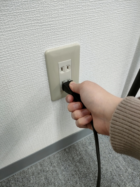 毎日のデスクワークで足がむくんで辛い…

そこで見つけたのが「ゴリラのひとつかみ」です。SNSでも「ゴリラのひとつかみで足裏がスッキリした」という口コミが多く、気になって調べてみました。

ゴリラのひとつかみはふくらはぎをもみほぐすことで足裏のむくみが解消されたという声があり、継続することで足裏のむくみ改善にもつながることがわかりました。

ゴリラのひとつかみを足裏に使った人の口コミには、効果を感じたという意見から、「足裏には合わなかった」といった声までさまざまでした。

この記事では、利用者のリアルな口コミや商品の特徴、効果的な使い方まで分かりやすく解説します。

むくみ対策を探しているあなたの参考になったら嬉しいです♪