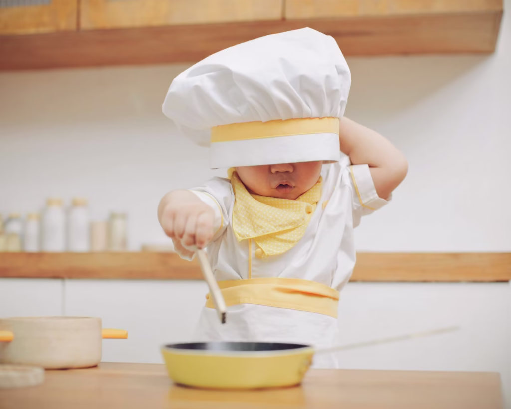 ひじきの離乳食9ヵ月から完了期まで使えるレシピを紹介

ひじきを使って離乳食を作る時、そのまま使えるひじきであればかなり時短できます。袋から出して時期に適したサイズに切っておきましょう。

鉄分が豊富な乾燥ひじきを選ぶときは、30分水戻し後よく洗い、たっぷりのお湯で5分以上湯でこぼしましょう。茹で上がったものは、時期に合わせて細かくしましょう。

後期(9ヵ月)5㎜程度の粗みじん切り完了期(1歳~1.5歳)長いもので1㎝ほどに切る引用　はらぺこベビー

細かく切ってから1回分の目安5gづつをフリーザーバッグやラップに包んで冷凍しておくと、いつでも食材にプラスすることができ便利ですよ。

それではひじきが食べられるようになった、離乳食後期(9ヵ月)と完了期に分けて簡単レシピを紹介します。

離乳食後期(9ヵ月~11ヵ月)

ひじきはアレルギー源を含んだ食材になります。初めて食べるときは、子どもの体調が良い昼間に、少しずつ与えましょう。

ひじきはあらかじめ柔らかくして適切な大きさに切ったものを準備してください。

ひじき粥

ひじきうどん

ひじきだけの口当たりが苦手な子も、お粥やうどんに混ぜてあげることで食べやすくなります。

いつものお粥やうどんにひじきが入ると、栄養価がぐっとUP しますね‼野菜などの冷凍ストックがあれば、もっと手軽に作れますよ。

ひじき粥

まずはひじき粥の作り方です。全部入れてボタン1つ押すだけの簡単メニューです!

ひじき粥
[6~7食分]米1合　にんじん50g　ツナ缶(塩分·オイルフリー)1/2缶　ひじき(もどしたもの)20g

米を洗う

ひじきを5㎜の長さに切る

すべてと水900mlを炊飯器に入れ炊飯にかける

炊き上がったら、マッシャーでにんじんをつぶしながらよく混ぜてできあがり

炊き上がりはやわらかめです。嚙む力に応じて、水の量を調節してください。

残った分は小分けにして冷凍できます。2週間を目途に食べきるようにしましょう。

\小分け冷凍に便利/

ひじきうどん

ひじきうどんの作り方です。

ひじきうどん
[1食分]うどん80g しらす10g にんじん10g 小松菜5g 玉ねぎ5g ひじき(もどしたもの)5g だし汁150ml しょう油2滴

しらすとうどんを下茹でし、1㎝の長さに切る

にんじん、玉ねぎ、小松菜、ひじきを5㎜幅に切る

だし汁でにんじん、玉ねぎを煮る

③がやわらかくなったら、小松菜·うどん·ひじきも入れて煮る

しらすを入れ、しょうゆで風味をつけてできあがり

うどんと一緒にツルツル食べられます。初めての子にも取り入れやすいメニューです。

野菜はお好みでいろいろアレンジしてみてくださいね!

離乳食完了期(1歳~1歳半)

嚙む力がついてきたら、ひじきの定番料理、煮物もいいでしょう。

こちらもやわらかくなったものを、先に1㎝ほどに切っておきましょう。

ひじき煮

ひじきハンバーグ

ひじき煮が残ったときは、ごはんに混ぜてひじきごはんにしてもいいですね。また、ハンバーグは手づかみメニューとしてもおすすめですよ。

乾燥ひじきを使うときは、水戻し済みのひじきのおよそ1/5の量で計算してください。

ひじき煮

ひじきの定番料理です。材料を切って煮込むだけでつくれます。

ひじき煮
[1人分]ひじき(もどしたもの)25g　にんじん10g　いんげん豆3本　ちくわ1/2本　だし汁50ml　しょう油2~3滴

にんじん、いんげん豆、ちくわを8㎜程に細かく切る

鍋にすべて材料を入れてやわらかくなるまで煮込んでできあがり

インゲン豆の代わりに水煮大豆も使えます。その場合は薄皮を取り、細かく刻むようにしましょう。

少し多めに作って冷凍しておくと、いつでも使えて便利ですよ。

ひじきハンバーグ

手づかみ食べの練習にもいいですよ。豆腐が入っているので、柔らかく仕上がります。

ひじきハンバーグ
[4食分]ひじき(水で戻したもの)10g　にんじん10g　玉ねぎ5g　木綿豆腐80g　鶏ひき肉40g　片栗粉小さじ1　

にんじんと玉ねぎを柔らかくなるまでゆでみじん切りにする

袋に材料を全部入れ、よくもんで混ぜる

袋の端を切り、油を引いたフフライパンに1つずつ絞っていく

焼き色が付いたら裏返し、蓋をして5分蒸し焼きしてできあがり

袋に入れて絞るので、手が汚れません!

ひき肉と豆腐の程よい硬さで、しっかり嚙んで食べる練習になりますね!
