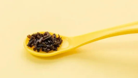 ひじきの離乳食9ヵ月から完了期まで使えるレシピを紹介
ひじきを使って離乳食を作る時、そのまま使えるひじきであればかなり時短できます。袋から出して時期に適したサイズに切っておきましょう。
鉄分が豊富な乾燥ひじきを選ぶときは、30分水戻し後よく洗い、たっぷりのお湯で5分以上湯でこぼしましょう。茹で上がったものは、時期に合わせて細かくしましょう。
後期(9ヵ月)5㎜程度の粗みじん切り完了期(1歳~1.5歳)長いもので1㎝ほどに切る引用　はらぺこベビー
細かく切ってから1回分の目安5gづつをフリーザーバッグやラップに包んで冷凍しておくと、いつでも食材にプラスすることができ便利ですよ。
それではひじきが食べられるようになった、離乳食後期(9ヵ月)と完了期に分けて簡単レシピを紹介します。
離乳食後期(9ヵ月~11ヵ月)
ひじきはアレルギー源を含んだ食材になります。初めて食べるときは、子どもの体調が良い昼間に、少しずつ与えましょう。
ひじきはあらかじめ柔らかくして適切な大きさに切ったものを準備してください。
ひじき粥
ひじきうどん
ひじきだけの口当たりが苦手な子も、お粥やうどんに混ぜてあげることで食べやすくなります。
いつものお粥やうどんにひじきが入ると、栄養価がぐっとUP しますね‼野菜などの冷凍ストックがあれば、もっと手軽に作れますよ。
ひじき粥
まずはひじき粥の作り方です。全部入れてボタン1つ押すだけの簡単メニューです!
ひじき粥
[6~7食分]米1合　にんじん50g　ツナ缶(塩分·オイルフリー)1/2缶　ひじき(もどしたもの)20g
米を洗う
ひじきを5㎜の長さに切る
すべてと水900mlを炊飯器に入れ炊飯にかける
炊き上がったら、マッシャーでにんじんをつぶしながらよく混ぜてできあがり
炊き上がりはやわらかめです。嚙む力に応じて、水の量を調節してください。
残った分は小分けにして冷凍できます。2週間を目途に食べきるようにしましょう。
\小分け冷凍に便利/
ひじきうどん
ひじきうどんの作り方です。
ひじきうどん
[1食分]うどん80g しらす10g にんじん10g 小松菜5g 玉ねぎ5g ひじき(もどしたもの)5g だし汁150ml しょう油2滴
しらすとうどんを下茹でし、1㎝の長さに切る
にんじん、玉ねぎ、小松菜、ひじきを5㎜幅に切る
だし汁でにんじん、玉ねぎを煮る
③がやわらかくなったら、小松菜·うどん·ひじきも入れて煮る
しらすを入れ、しょうゆで風味をつけてできあがり
うどんと一緒にツルツル食べられます。初めての子にも取り入れやすいメニューです。
野菜はお好みでいろいろアレンジしてみてくださいね!
離乳食完了期(1歳~1歳半)
嚙む力がついてきたら、ひじきの定番料理、煮物もいいでしょう。
こちらもやわらかくなったものを、先に1㎝ほどに切っておきましょう。
ひじき煮
ひじきハンバーグ
ひじき煮が残ったときは、ごはんに混ぜてひじきごはんにしてもいいですね。また、ハンバーグは手づかみメニューとしてもおすすめですよ。
乾燥ひじきを使うときは、水戻し済みのひじきのおよそ1/5の量で計算してください。
ひじき煮
ひじきの定番料理です。材料を切って煮込むだけでつくれます。
ひじき煮
[1人分]ひじき(もどしたもの)25g　にんじん10g　いんげん豆3本　ちくわ1/2本　だし汁50ml　しょう油2~3滴
にんじん、いんげん豆、ちくわを8㎜程に細かく切る
鍋にすべて材料を入れてやわらかくなるまで煮込んでできあがり
インゲン豆の代わりに水煮大豆も使えます。その場合は薄皮を取り、細かく刻むようにしましょう。
少し多めに作って冷凍しておくと、いつでも使えて便利ですよ。
ひじきハンバーグ
手づかみ食べの練習にもいいですよ。豆腐が入っているので、柔らかく仕上がります。
ひじきハンバーグ
[4食分]ひじき(水で戻したもの)10g　にんじん10g　玉ねぎ5g　木綿豆腐80g　鶏ひき肉40g　片栗粉小さじ1　
にんじんと玉ねぎを柔らかくなるまでゆでみじん切りにする
袋に材料を全部入れ、よくもんで混ぜる
袋の端を切り、油を引いたフフライパンに1つずつ絞っていく
焼き色が付いたら裏返し、蓋をして5分蒸し焼きしてできあがり
袋に入れて絞るので、手が汚れません!
ひき肉と豆腐の程よい硬さで、しっかり嚙んで食べる練習になりますね!