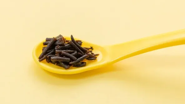 ひじきの離乳食9ヵ月から完了期まで使えるレシピを紹介
ひじきを使って離乳食を作る時、そのまま使えるひじきであればかなり時短できます。袋から出して時期に適したサイズに切っておきましょう。
鉄分が豊富な乾燥ひじきを選ぶときは、30分水戻し後よく洗い、たっぷりのお湯で5分以上湯でこぼしましょう。茹で上がったものは、時期に合わせて細かくしましょう。
後期(9ヵ月)5㎜程度の粗みじん切り完了期(1歳~1.5歳)長いもので1㎝ほどに切る引用　はらぺこベビー
細かく切ってから1回分の目安5gづつをフリーザーバッグやラップに包んで冷凍しておくと、いつでも食材にプラスすることができ便利ですよ。
それではひじきが食べられるようになった、離乳食後期(9ヵ月)と完了期に分けて簡単レシピを紹介します。
離乳食後期(9ヵ月~11ヵ月)
ひじきはアレルギー源を含んだ食材になります。初めて食べるときは、子どもの体調が良い昼間に、少しずつ与えましょう。
ひじきはあらかじめ柔らかくして適切な大きさに切ったものを準備してください。
ひじき粥
ひじきうどん
ひじきだけの口当たりが苦手な子も、お粥やうどんに混ぜてあげることで食べやすくなります。
いつものお粥やうどんにひじきが入ると、栄養価がぐっとUP しますね‼野菜などの冷凍ストックがあれば、もっと手軽に作れますよ。
ひじき粥
まずはひじき粥の作り方です。全部入れてボタン1つ押すだけの簡単メニューです!
ひじき粥
[6~7食分]米1合　にんじん50g　ツナ缶(塩分·オイルフリー)1/2缶　ひじき(もどしたもの)20g
米を洗う
ひじきを5㎜の長さに切る
すべてと水900mlを炊飯器に入れ炊飯にかける
炊き上がったら、マッシャーでにんじんをつぶしながらよく混ぜてできあがり
炊き上がりはやわらかめです。嚙む力に応じて、水の量を調節してください。
残った分は小分けにして冷凍できます。2週間を目途に食べきるようにしましょう。
\小分け冷凍に便利/
ひじきうどん
ひじきうどんの作り方です。
ひじきうどん
[1食分]うどん80g しらす10g にんじん10g 小松菜5g 玉ねぎ5g ひじき(もどしたもの)5g だし汁150ml しょう油2滴
しらすとうどんを下茹でし、1㎝の長さに切る
にんじん、玉ねぎ、小松菜、ひじきを5㎜幅に切る
だし汁でにんじん、玉ねぎを煮る
③がやわらかくなったら、小松菜·うどん·ひじきも入れて煮る
しらすを入れ、しょうゆで風味をつけてできあがり
うどんと一緒にツルツル食べられます。初めての子にも取り入れやすいメニューです。
野菜はお好みでいろいろアレンジしてみてくださいね!
離乳食完了期(1歳~1歳半)
嚙む力がついてきたら、ひじきの定番料理、煮物もいいでしょう。
こちらもやわらかくなったものを、先に1㎝ほどに切っておきましょう。
ひじき煮
ひじきハンバーグ
ひじき煮が残ったときは、ごはんに混ぜてひじきごはんにしてもいいですね。また、ハンバーグは手づかみメニューとしてもおすすめですよ。
乾燥ひじきを使うときは、水戻し済みのひじきのおよそ1/5の量で計算してください。
ひじき煮
ひじきの定番料理です。材料を切って煮込むだけでつくれます。
ひじき煮
[1人分]ひじき(もどしたもの)25g　にんじん10g　いんげん豆3本　ちくわ1/2本　だし汁50ml　しょう油2~3滴
にんじん、いんげん豆、ちくわを8㎜程に細かく切る
鍋にすべて材料を入れてやわらかくなるまで煮込んでできあがり
インゲン豆の代わりに水煮大豆も使えます。その場合は薄皮を取り、細かく刻むようにしましょう。
少し多めに作って冷凍しておくと、いつでも使えて便利ですよ。
ひじきハンバーグ
手づかみ食べの練習にもいいですよ。豆腐が入っているので、柔らかく仕上がります。
ひじきハンバーグ
[4食分]ひじき(水で戻したもの)10g　にんじん10g　玉ねぎ5g　木綿豆腐80g　鶏ひき肉40g　片栗粉小さじ1　
にんじんと玉ねぎを柔らかくなるまでゆでみじん切りにする
袋に材料を全部入れ、よくもんで混ぜる
袋の端を切り、油を引いたフフライパンに1つずつ絞っていく
焼き色が付いたら裏返し、蓋をして5分蒸し焼きしてできあがり
袋に入れて絞るので、手が汚れません!
ひき肉と豆腐の程よい硬さで、しっかり嚙んで食べる練習になりますね!