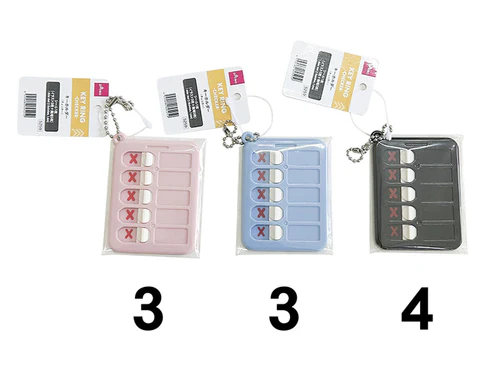 忘れ物チェッカーなら100均のキーホルダーも使える
引用 ダイソー
忘れ物チェッカーを使い学校に行く時の忘れ物は少なくなりましたが、水筒を学校に忘れてきてしまうことや、週末に体操服や上靴を持って帰るのを忘れてしまうことがありました。
そこで100均で販売されていたキーホルダー型の忘れ物チェッカーを使ってみると、荷物の持ち帰り忘れも減らすことができました。
100均で購入できる、キーホルダー型でコンパクトな忘れ物チェッカーは、持ち帰り荷物の確認に便利ですよ。
キーホルダー型
引用 mamari
100均では、手のひらサイズのキーホルダー型の忘れ物チェッカーが販売されています。
忘れ物チェッカーは口コミでも、「すごく便利」「忘れ物が減った」と高評価ですよ。
忘れ物チェッカーには、以下の項目と項目が自由に書き込めるシールが付いています。
せんたくもの
すいとう
じかんわり
しゅくだい
おてがみ
項目は少ないですが、学校からの持ち帰り用品だけなので特に問題はありません。
学校以外でも、習い事ごとや大人も使える便利な商品です。
\お気に入りのキャラクターがうれしい/
ネームプレート
引用 ダイソー
ネットでは、忘れ物チェッカーを使っていても、それ自体を見忘れてしまったという子にネームプレートを使った忘れ物対策が紹介されていました。
STEPネームプレートに項目を書き込む
引用mamari
教科書や体操服などの忘れ物以外にも、提出物や先生への連絡事項など、細かく分けてあります。
STEPランドセルを開け口に取り付ける
引用mamari
ランドセルを開けたときに見えるので、登校時も下校時も確認できます。
持ち物だけでなく先生へ提出物を渡すことまで、さまざまなパターンを準備しておくことで、朝の忙しい時にもすぐに取り換えることができ便利ですね。
100均グッズで簡単に取り入れられる、素晴らしいアイディアですね!
