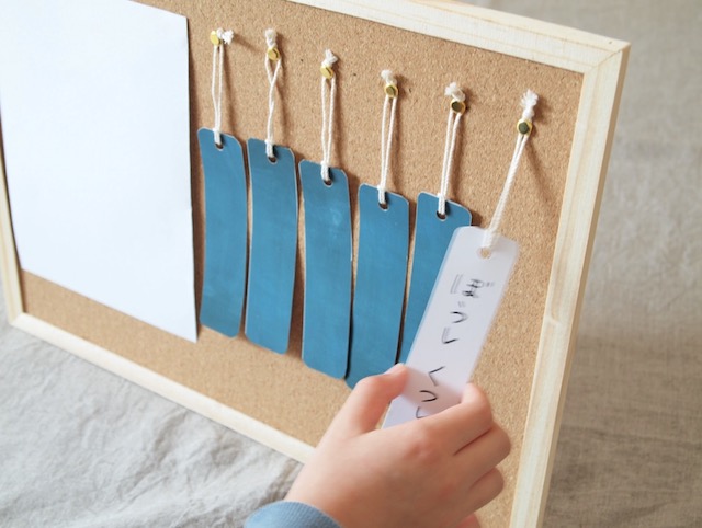 忘れ物チェッカーを100均も使った手作り作品5選を紹介

小学生の子どものため、わが家も忘れ物チェッカーを100均グッズで手作りしようと思い、ネットで調べてみたところ、さまざまな工夫がされた忘れ物チェッカーがありました。

中には幼稚園児でも使えそうなアイデアもあり、この機会にぜひ下の子にも取り入れてみようと思いました。

手作り忘れ物チェッカー5選

ブリキプレート

ビーズ

くるりんぱ支度ボード

両面マグネットシート

イラスト付きマグネット

それでは1つずつ見ていきましょう。

①ブリキプレート

セリアのブリキプレートを使って、おしゃれに手作りされています。

引用 Room Clip

持ち物の準備ができたら黄色のマグネットを置いていくので、一目で何が準備できたのかわかります。

持ち物が増えても対応できるので長く使えて便利です。

セリアでは「ブリキプレート」、ダイソーでは「スチールプレート」という商品名でよく似た商品が販売されています。

フォトフレームに入れるだけでこんなにおしゃれになります。

マグネットシートに項目を書いたテプラを貼れば見やすく、字を書くのが苦手な私でも上手に作れそうです。

②ビーズ

ビーズを使った、繰り返し使える忘れ物チェッカーです。

https://www.youtube.com/watch?v=oP80pIWwPSA&t=49s

軽くてコンパクトなので、家の中で持ち運びながら準備できます。

子どもと一緒に作れば、毎日のやる気もUPしますね。

繰り返し書き消しできるので長く使えます。

100均グッズでこんなにかわいいものが手作りできるのですね。ビーズが付いて女の子が喜びそうです。

③くるりんぱ支度ボード

表に朝の支度と持ち物、裏には帰宅後にすることが書かれています。

引用katazukeshuno.com

シンプルなのに機能性が高く、朝の持ち物確認にもピッタリです。

朝できたこと·持ったものはくるっと回せば帰宅後することに変わり、帰宅後も同じように使うことで、繰り返して使えます。

忘れ物を減らせるだけでなく、生活習慣も身に付きますね。

帰宅後にすることまで考えられていてすごいです‼ぜひバージョンアップ時に取り入れたいと思います。

④両面マグネットシート

両面マグネットシートを使い、できたら裏返すことで色が変わり、簡単でわかりやすい作りになっています。

https://www.youtube.com/watch?v=cX7M4oysM94

はじめは5つほどの少ない項目から始めるといいでしょう。

大きくわかりやすく作ることで、小さな子でも楽しんで取り組めます。

小学生になって持ち物が増えても、項目を増やすことで長く使えます。

年中の下の子にはちょうどよかったです。

⑤イラスト付きマグネット

項目が字とイラストで描かれているので、まだ字を読むのに時間のかかる頃から取り入れることができます。

引用　withbaby

磁石の色を毎日持っていくものと、週に1回持っていくもので分けてあり、見やすくなっています。

イラストは、フリー素材の絵を印刷して使われています。

100均で販売されている磁石はシンプルなものが多いですが、かわいいイラストが付くと準備も楽しくなりますね。

シンプルで見やすく、朝の準備にピッタリです。

\楽天1位獲得!くまの形がかわいい/