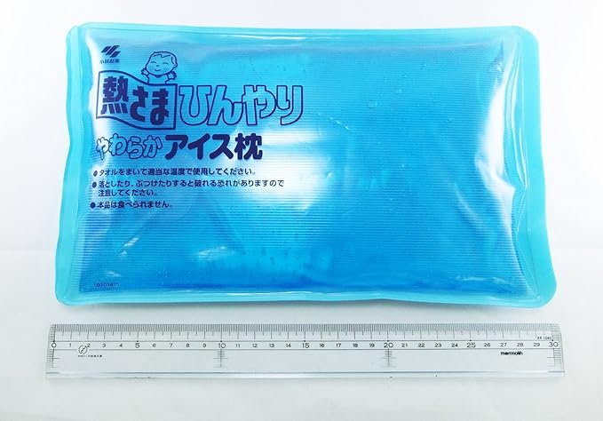 最近寝るときに暑くて夜なかなか寝られない…
我が家にも暑がりの娘がいます。寝るときの暑さや汗に困っているので、体を冷やすグッズがあるか調べてみることにしました。
調べてみると、冷感敷きパッドやアイス枕、首を冷やすネッククーラー、冷感抱き枕などがあり、どこを冷やしたいかを考えて組み合わせると効果的だとわかりました。
暑くて寝られない夜も、体を冷やすグッズがあれば、朝までぐっすり眠れて次の日も元気に過ごせますよね。
この記事では、寝るときにおすすめの体を冷やすグッズや選び方、首や全身を効果的に冷やす方法、暑さ対策のコツまで解説します。