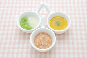 旅行で離乳食の食器に使い捨ては便利?